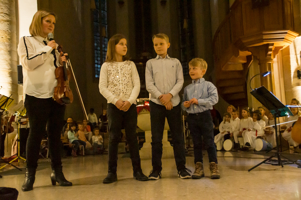 Die Kinder von Heidi Vogel sangen als Zugabe 'Sininen uni'